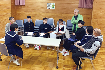 金津中学校で開催されたこどもと秋葉区長で地域の未来を語る会の様子