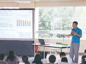 新津第一小学校の生徒に講演する市長の写真