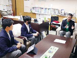 区長室を訪問した新津第五中学校生徒の写真