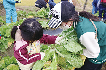 収穫体験に参加している親子の写真