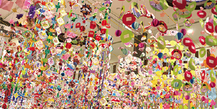 保育園や小中学校、地域の茶の間など、区内の皆さんが折り紙で作ったつるし飾りの写真