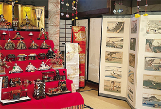 町屋ギャラリー薩摩屋で展示されている大礼雛と浮世絵屏風の写真