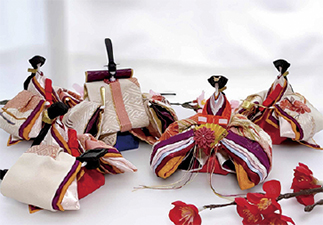 手作りの小さなひな人形の写真