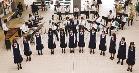 まちなか文化祭inにいつ鉄道商店街 吹奏楽と合唱のパフォーマンス写真