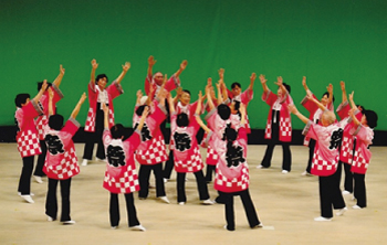 ふるさと新関を踊っている写真