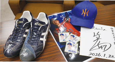 オイシックス新潟アルビレックス・ベースボール・クラブ所属の笠原祥太郎選手のサイン色紙とベースボールキャップ、スパイクなどの写真