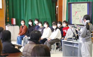 小須戸小学校の6年生が地域学習の成果を発表している写真