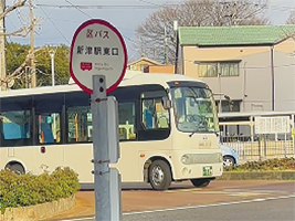 区バスとバス停の写真