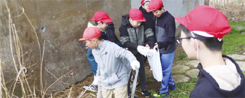 新津川沿いのクリーン作戦の様子