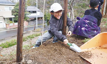 地元住民とAkiha森のようちえん園児たちと共に植樹をしている様子