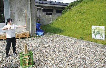 弓矢体験の様子