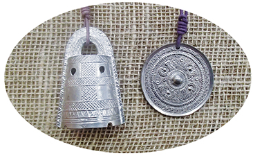 銅鏡と銅鐸の写真