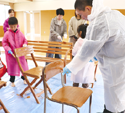 椅子を塗りなおす様子１