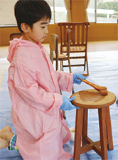 椅子を塗りなおす様子２