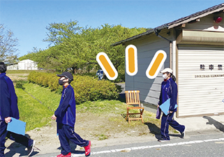 通学路に設置された椅子の様子