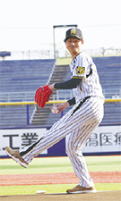 始球式を務めた横山龍之介（よこやまりゅうのすけ）さんの様子