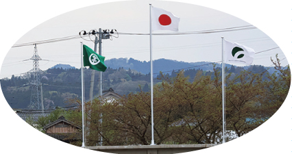 リニューアルしたフラッグポールに日本国旗、新潟市旗、秋葉区旗が掲揚されている様子