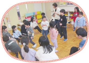 小学生と遊ぶ様子