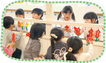 アイス屋さんごっこをする様子