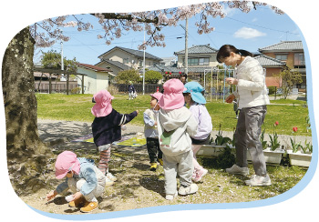 桜の花びらを集めて遊ぶ様子