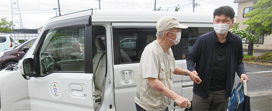 地域の茶の間への移動支援の様子