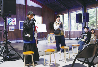 あきは日和で司会をするAKIHA移住コンシェルジュの岩澤　二郎さん（右）と原　知恵子さん（左）