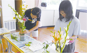 6年生の華道教室の様子