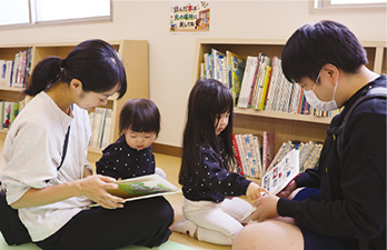児童館を利用している親子の様子を撮った写真