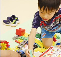 児童館を利用している親子の様子を撮った写真