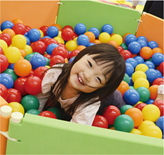 児童館を利用している親子の様子を撮った写真