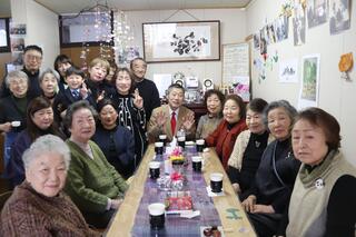 秋葉区区長写真 まちの茶の間だんだん・嶋岡の皆さんと一緒に