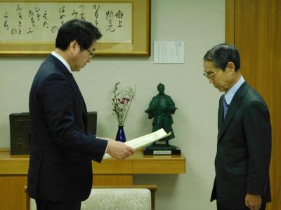 左から中原市長、有限会社松井経営研究所　松井代表取締役社長