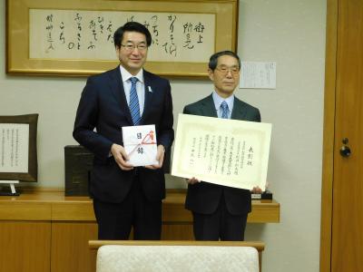 左から中原市長、有限会社松井経営研究所　松井代表取締役社長