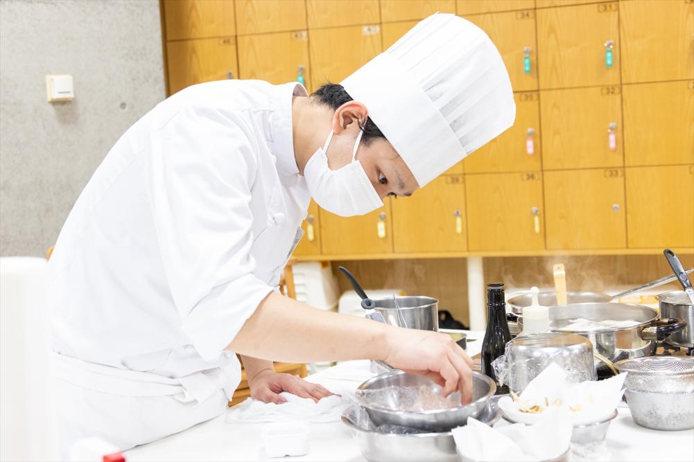 ファイナリストの調理風景（池田　将人 さん）