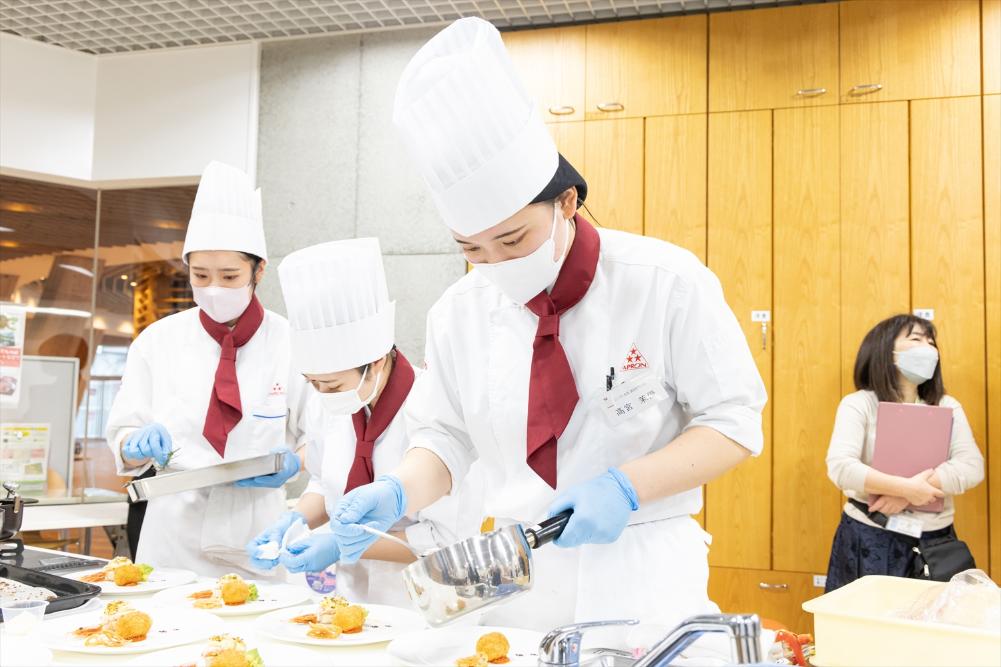 学生枠最優秀者の調理風景（高宮　茉優 さん）