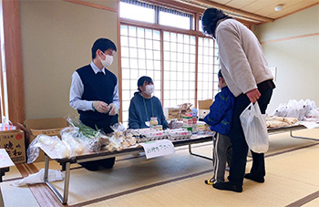 「子どもたちに元気を配ろう!プロジェクト」での大学生による食材配布