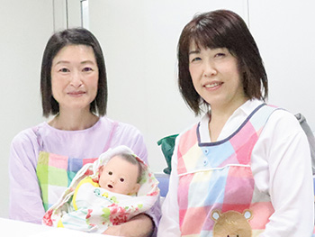 助産師の夏目文子さん、保健師の平山沙知子さん