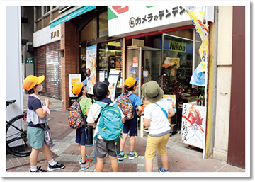 古町商店の今昔を調査する子どもたち