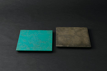 写真(2)左：緑青塗(ろくしょうぬり)