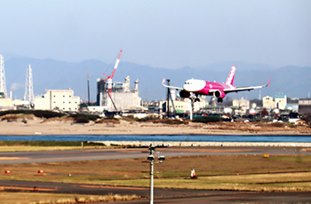 新潟空港に着陸する飛行機