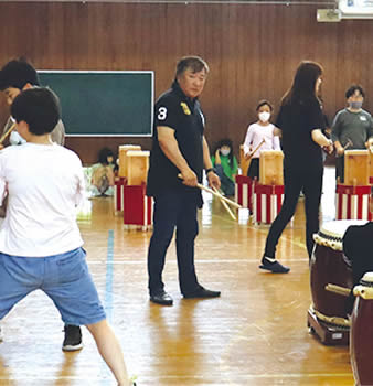 白山小学校万代太鼓部　東先生写真