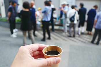 コーヒー片手に談笑する参加者のみなさん