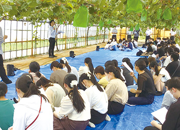 そら野テラス(西蒲区)で生産者から話を聞く学生