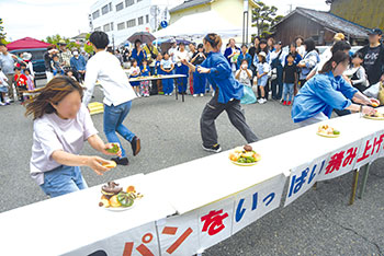 パンをいっぱい積み上げよう大会(使用するのは模造品です)