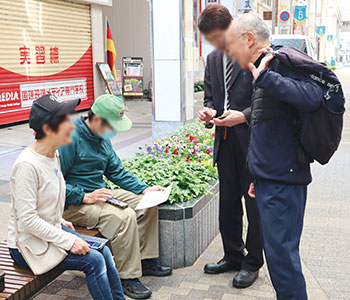 体操の後に談笑する様子