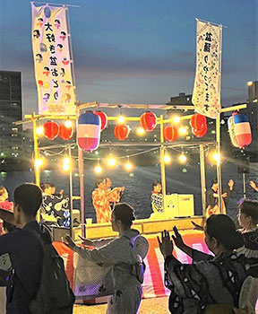 櫓とのぼりが目印