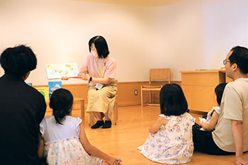 読み聞かせ　風景