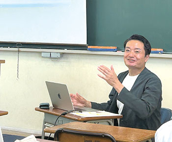 生徒に話をする西川さん
