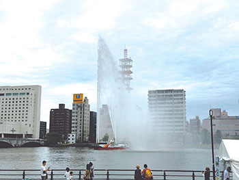 消防艇放水