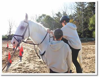 写真　馬に乗せてもらう様子